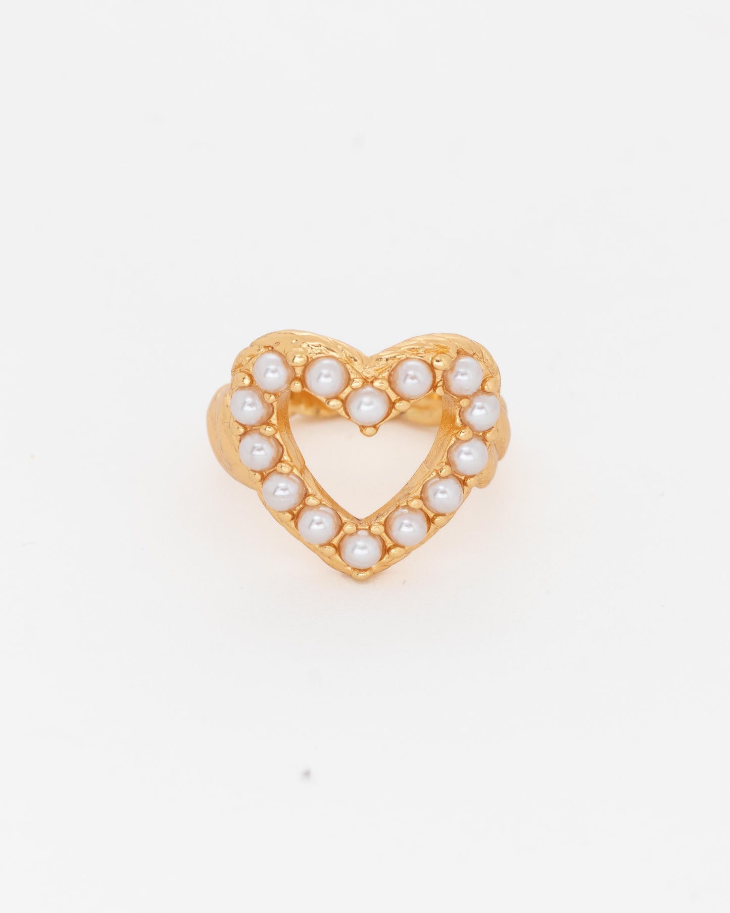 Anillo de corazón con perlas.