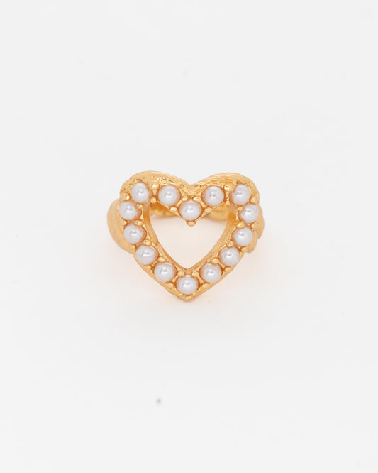 Anillo de corazón con perlas.