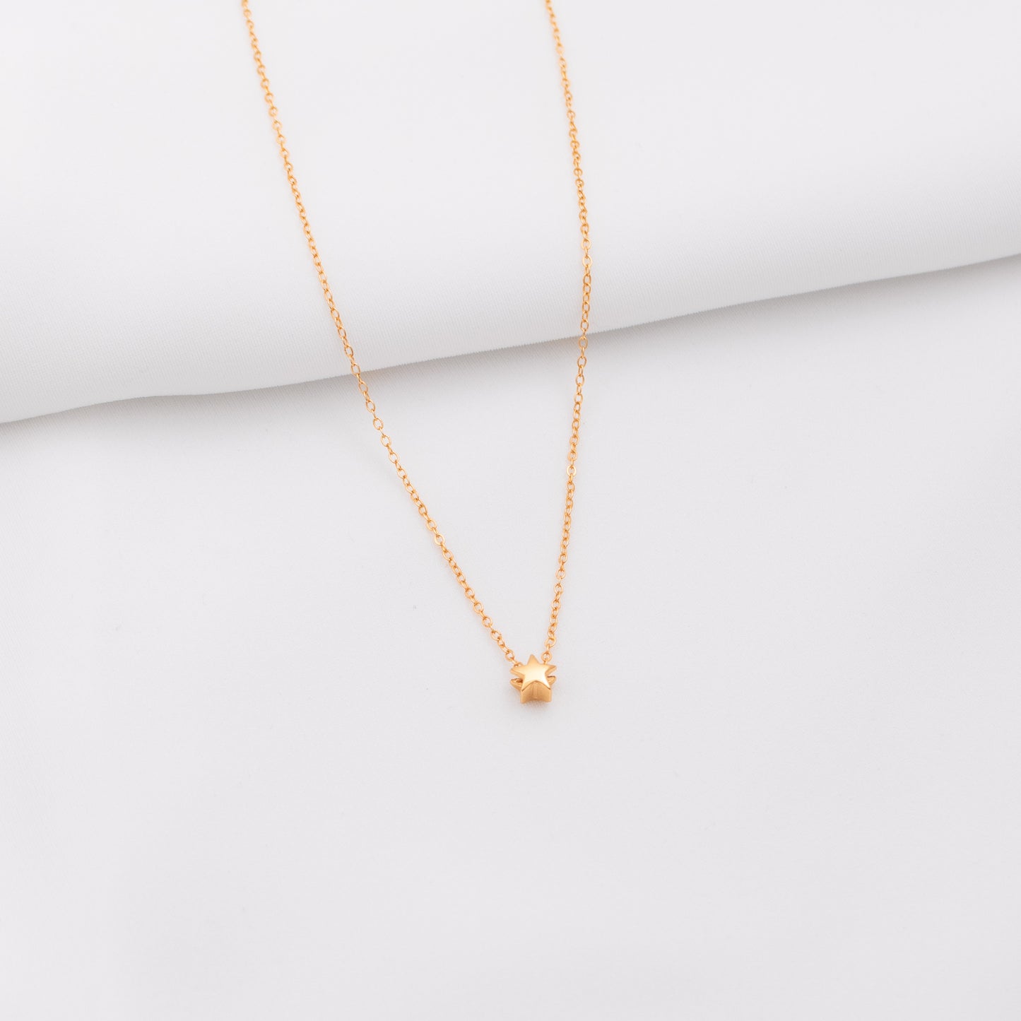 Cadena con dije mini estrella.