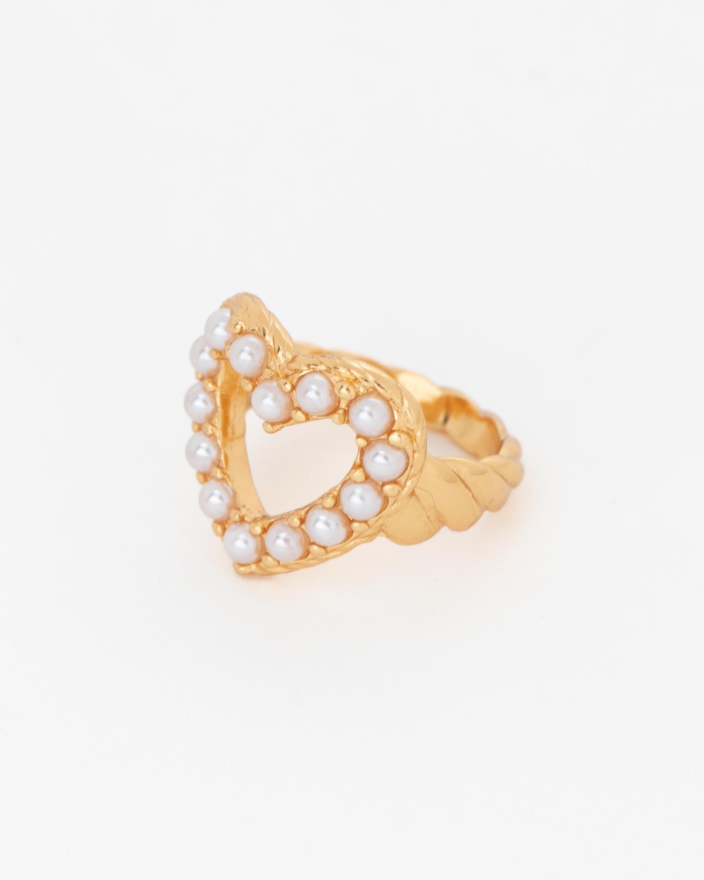 Anillo de corazón con perlas.