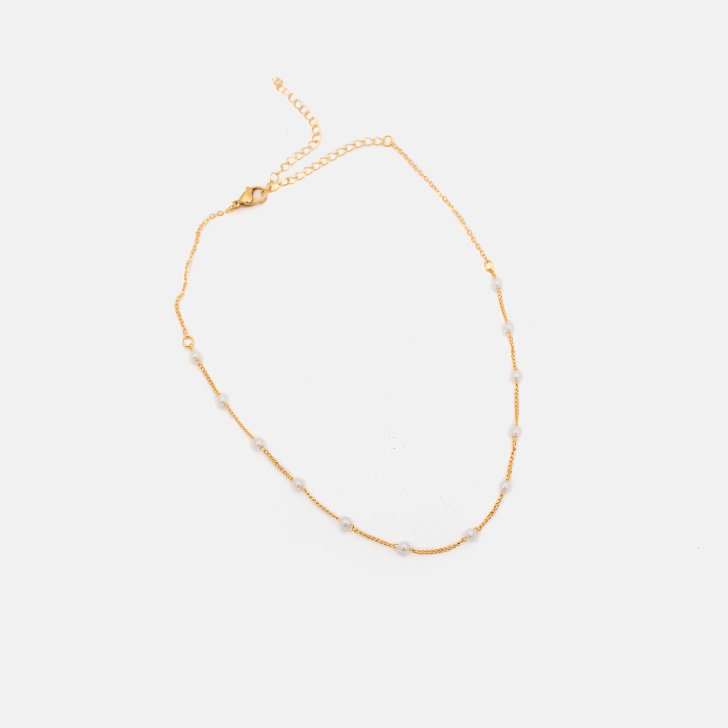 Cadena choker de perlas.