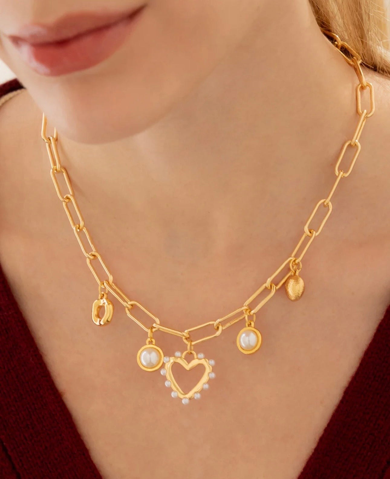 Collar multicharm corazón de perlas.