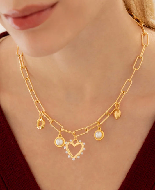 Collar multicharm corazón de perlas.