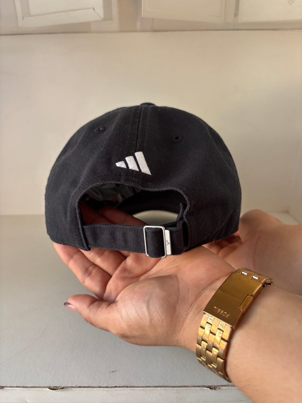 Adidas negra
