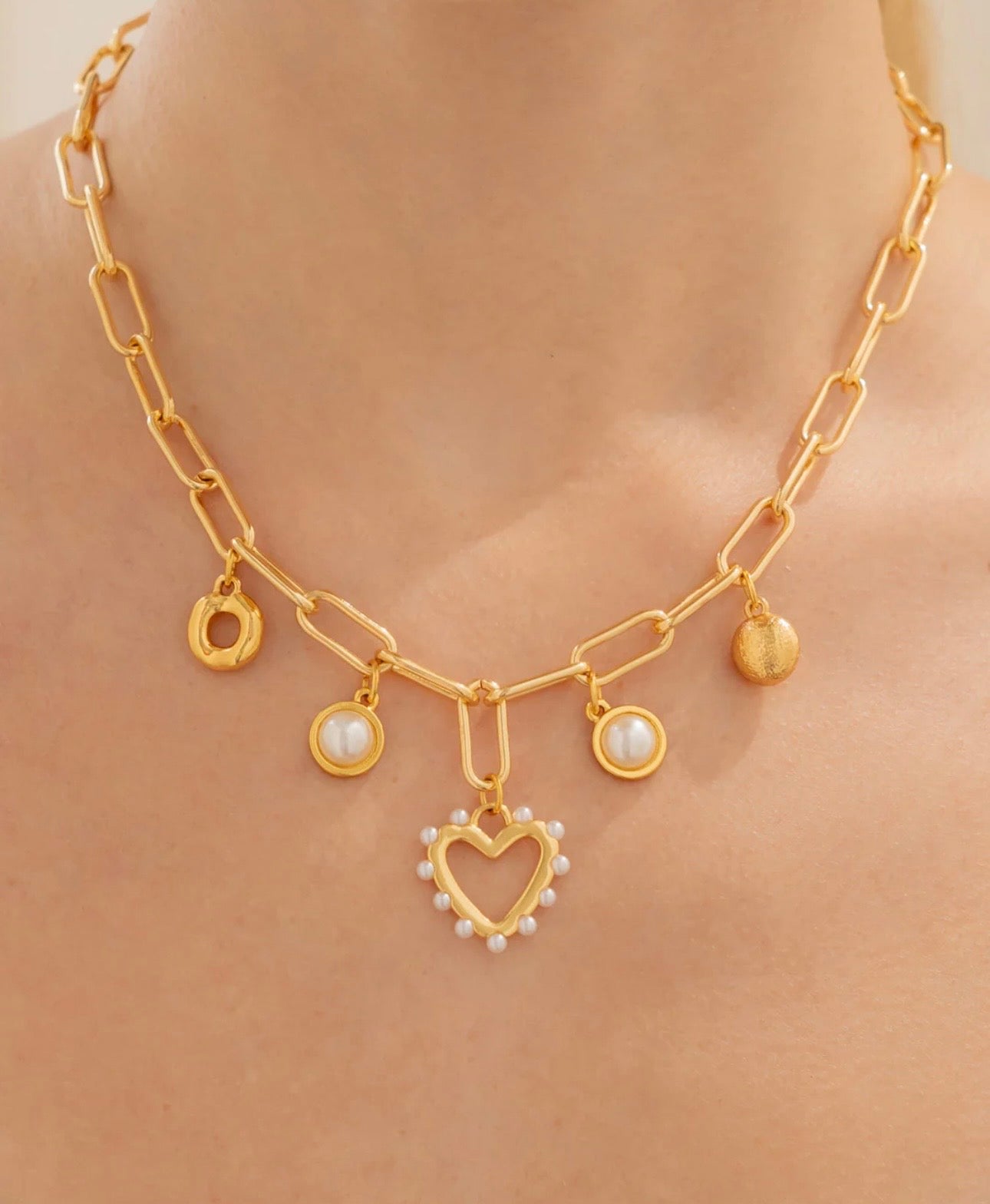 Collar multicharm corazón de perlas.