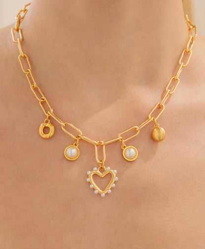 Collar multicharm corazón de perlas.