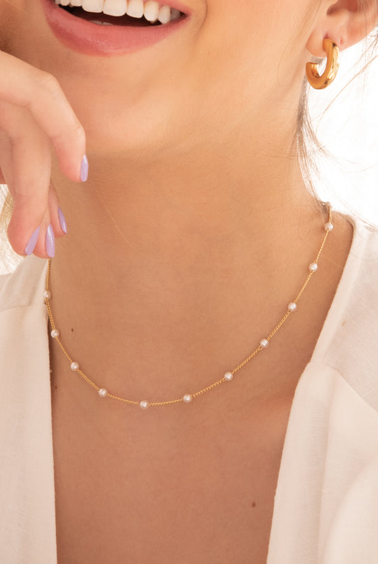 Cadena choker de perlas.