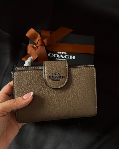 Billetera Médium Corner ZIP, COACH