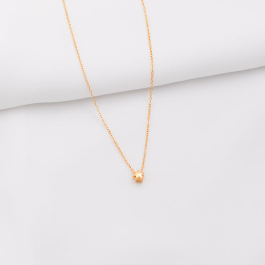 Cadena con dije mini estrella.