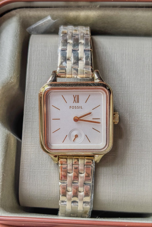Reloj Fossil estilo Cartier dorado.