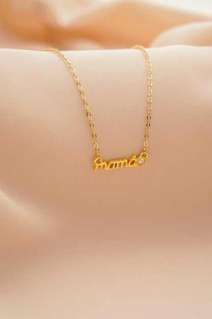 Collar de letras “mamá”