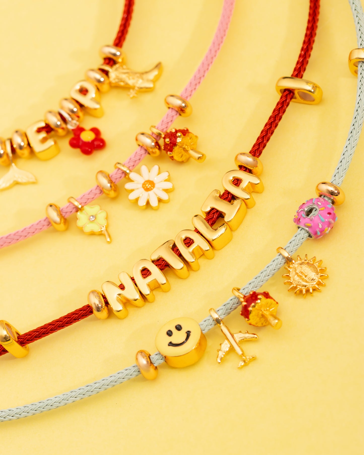 Pulsera personalizable celeste.