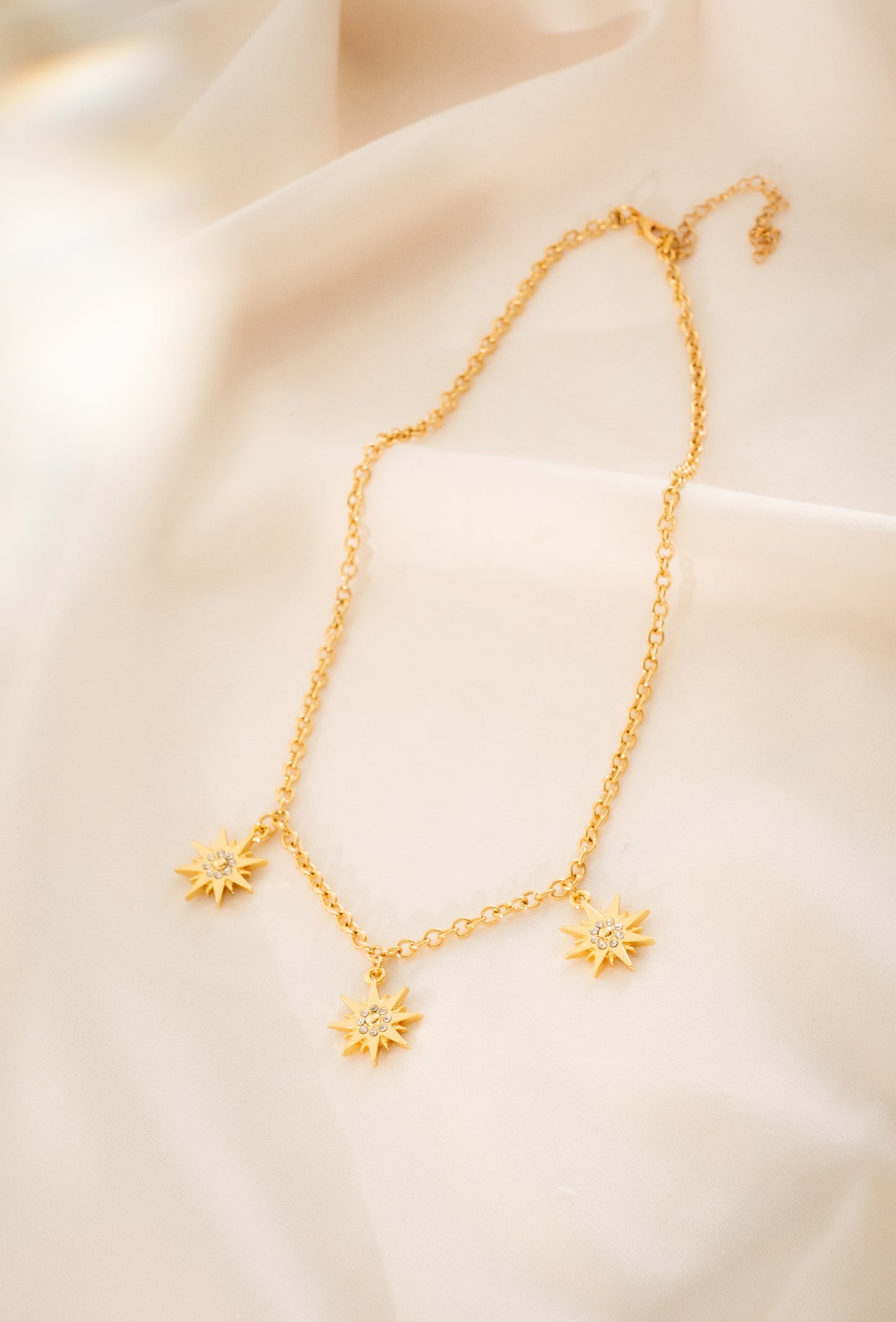 Collar multicharm de estrellas.