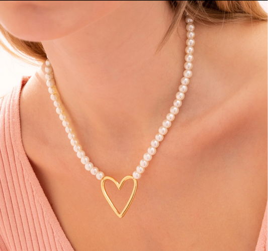 Choker de perlas con dije de corazón