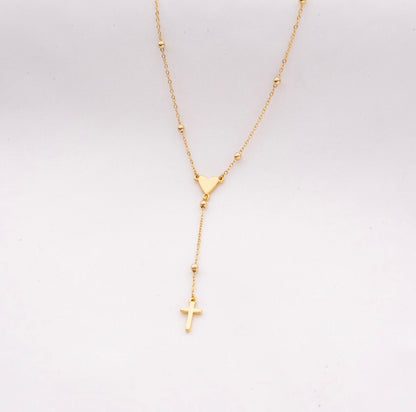 Cadena rosario con dije de corazón.