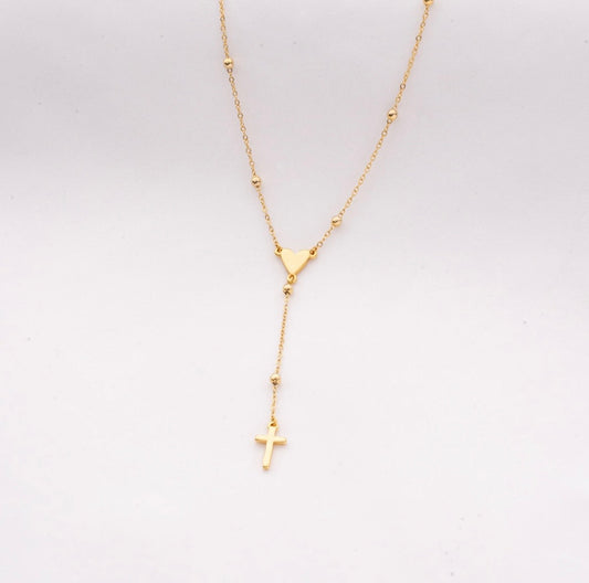 Cadena rosario con dije de corazón.