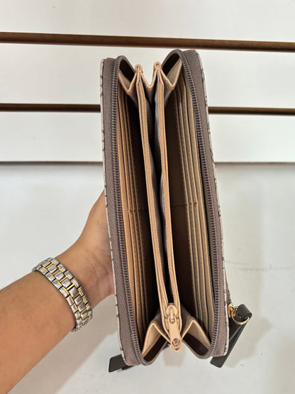 Billetera Nine West con cierre alrededor.
