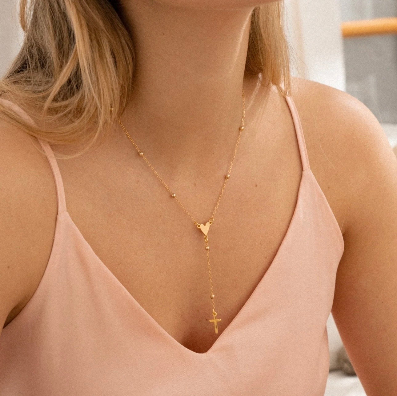 Cadena rosario con dije de corazón.