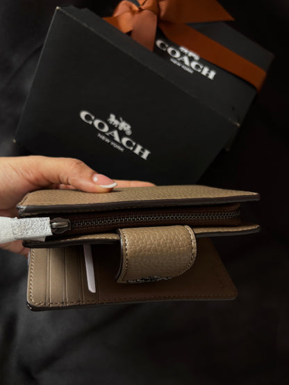 Billetera Médium Corner ZIP, COACH
