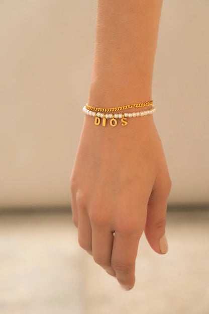Pulsera de perla con letras “DIOS”