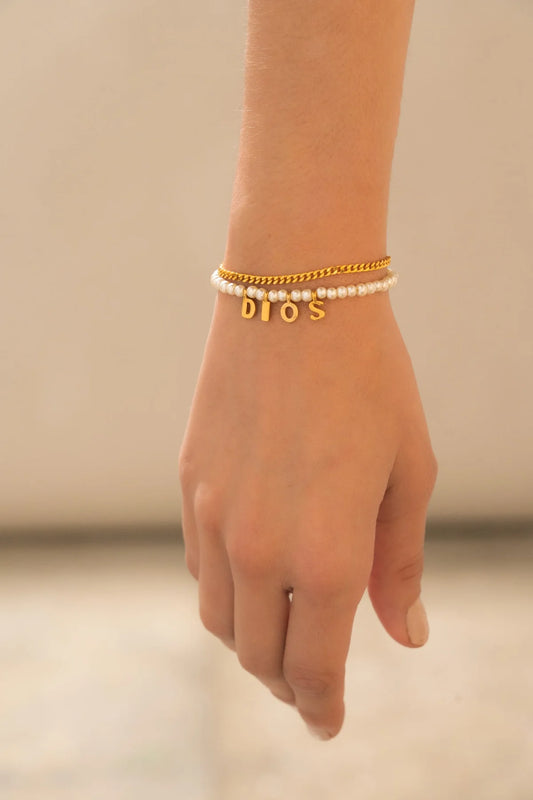 Pulsera de perla con letras “DIOS”