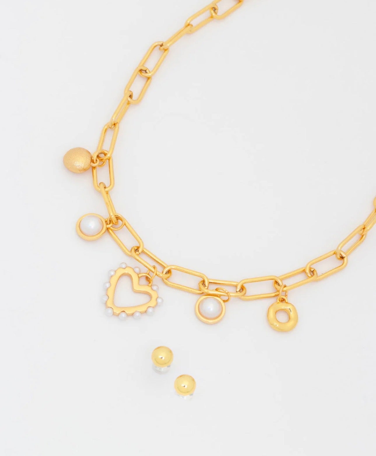 Collar multicharm corazón de perlas.