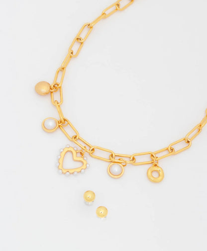 Collar multicharm corazón de perlas.