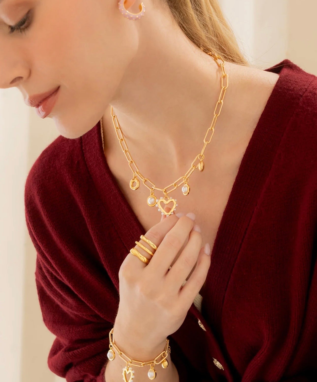 Collar multicharm corazón de perlas.