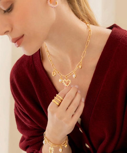 Collar multicharm corazón de perlas.