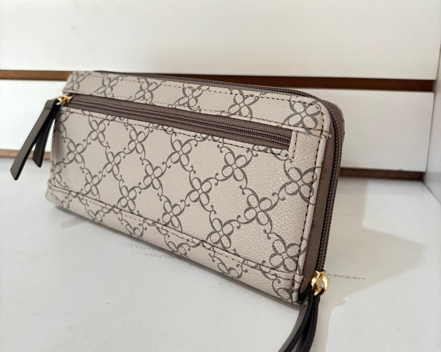 Billetera Nine West con cierre alrededor.