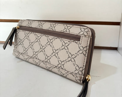 Billetera Nine West con cierre alrededor.