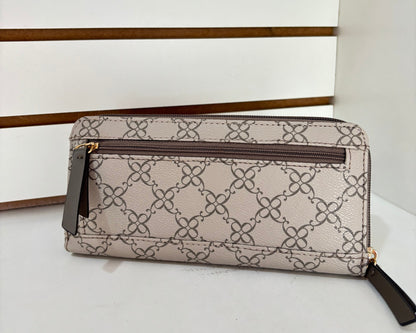 Billetera Nine West con cierre alrededor.