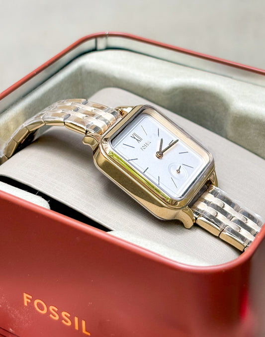 Reloj Fossil estilo Cartier dorado.