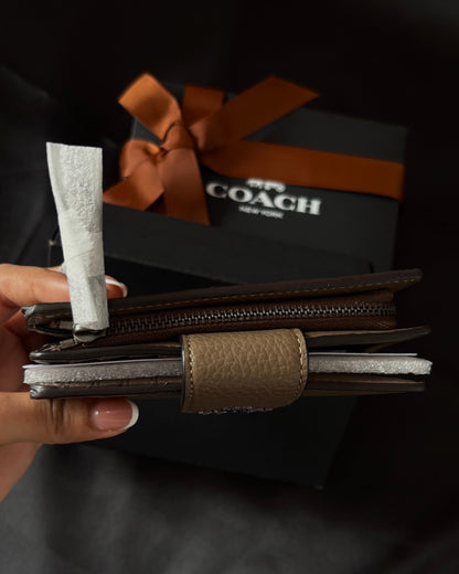 Billetera Médium Corner ZIP, COACH