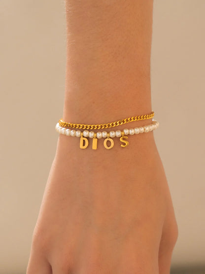 Pulsera de perla con letras “DIOS”