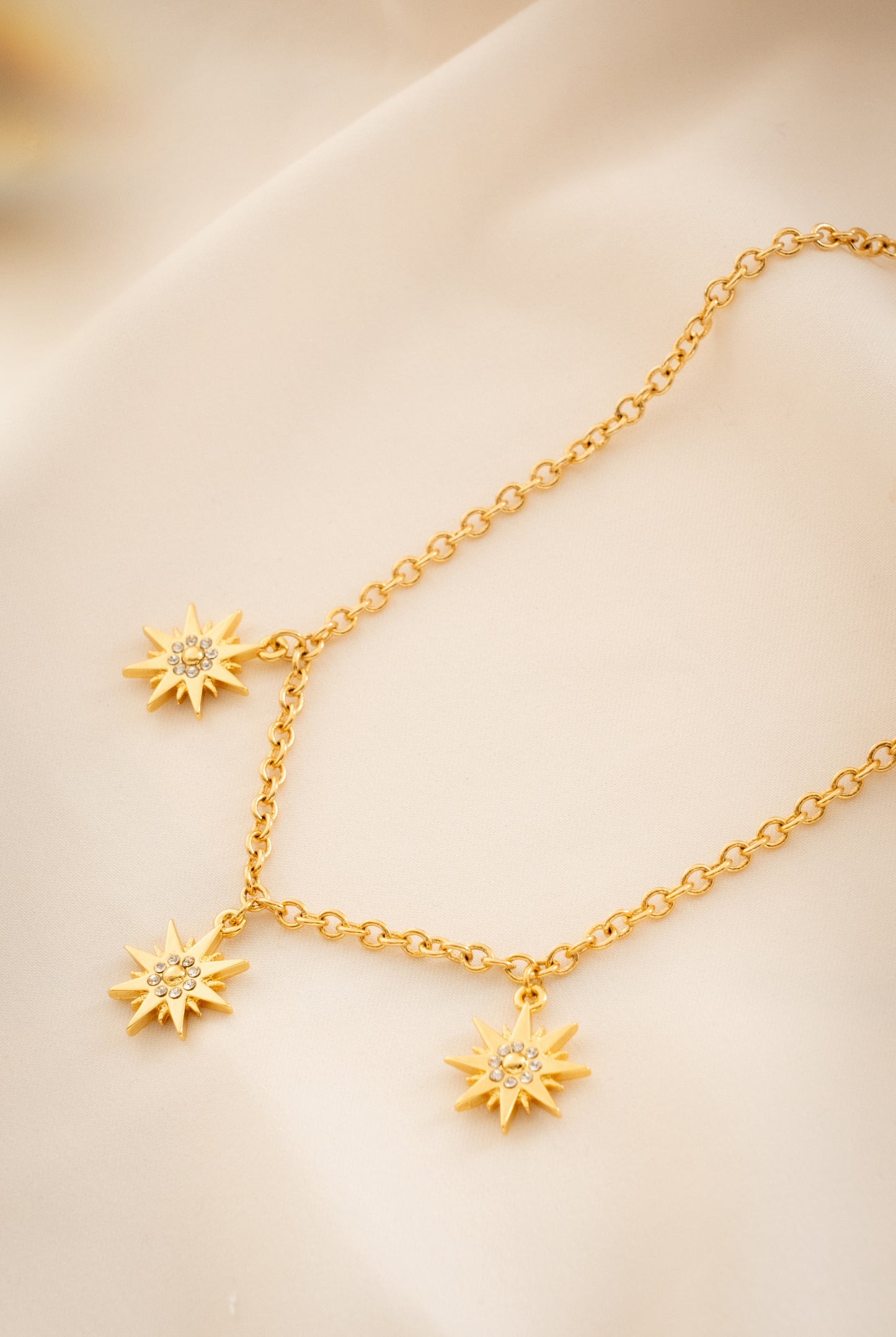 Collar multicharm de estrellas.